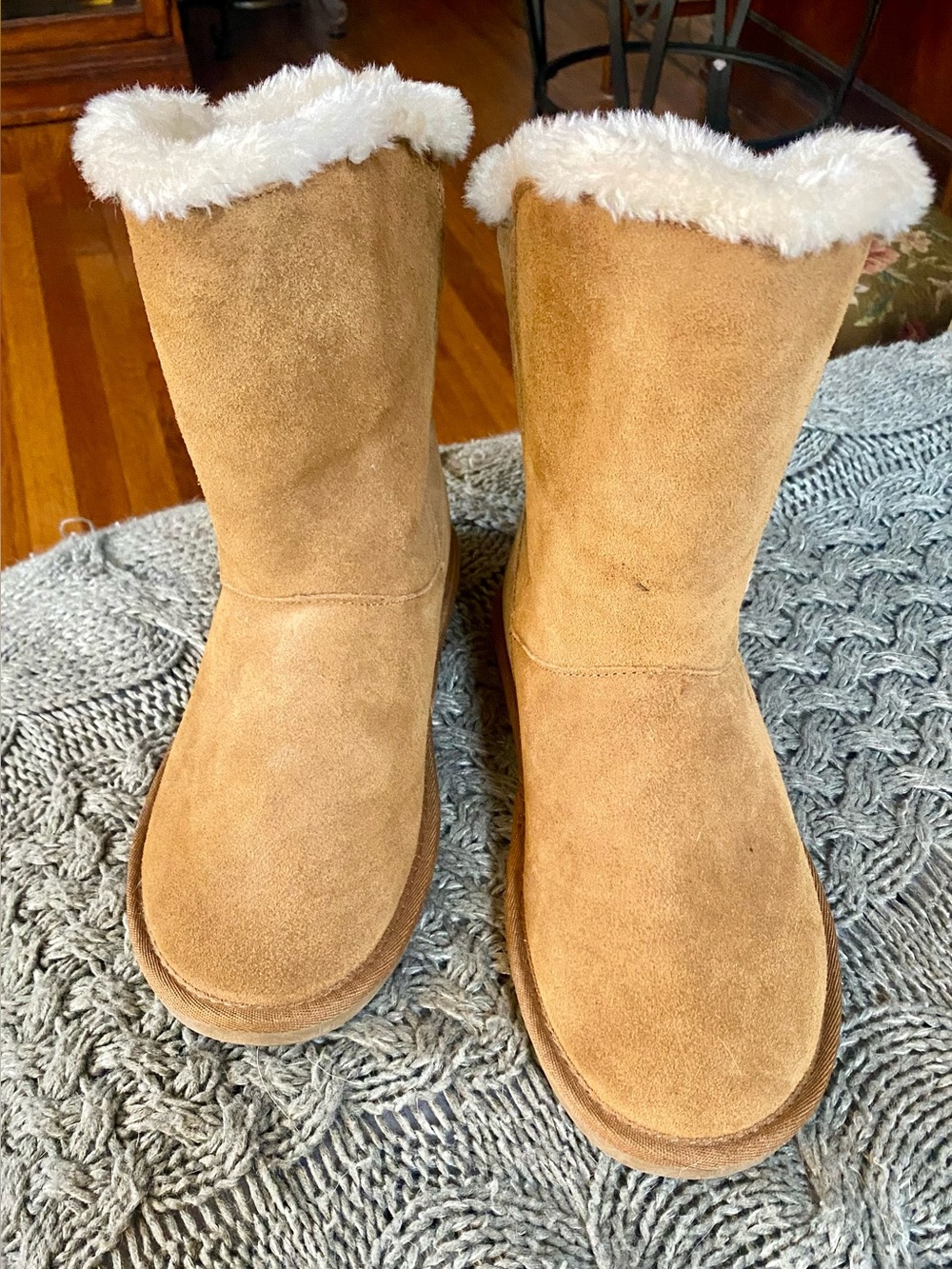 Minnetonka Chestnut Suede Faux Shearling Short Winter Boots
